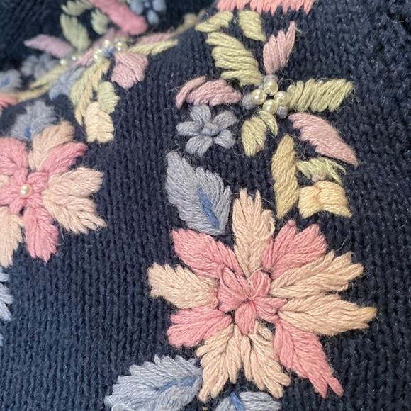 Vintage Chunky Knit embroidered applique sweater scalloped hem pearl buttons - Picture 5 of 6